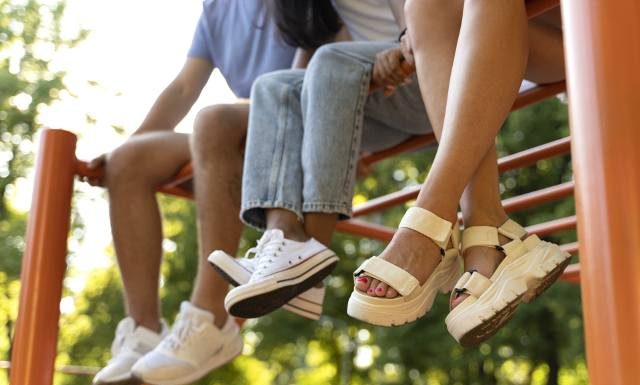 Tych butów nie noś w upały! Ortopeda poleca najlepsze buty na lato dla kobiet, mężczyzn i dzieci