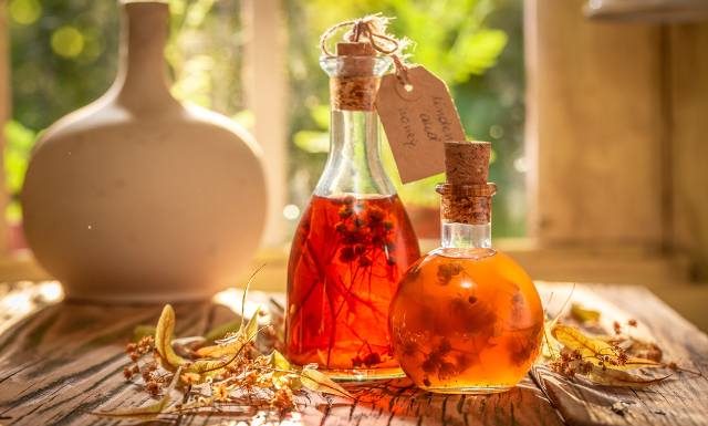 Nalewka z lipy na wzmocnienie odporności, gorączkę i kaszel. Obniża ciśnienie i cholesterol. Podajemy tradycyjny przepis na nalewkę z lipy