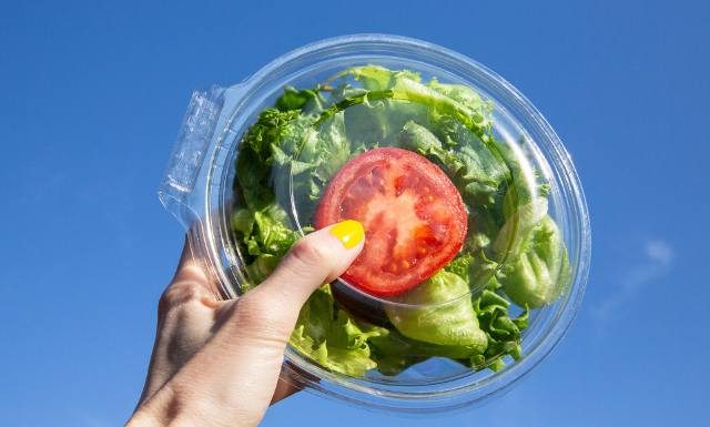 Co jeść na diecie low carb? Te dania są pyszne i proste. Zobacz przepisy na niskowęglowodanowe śniadanie, obiad i inne posiłki