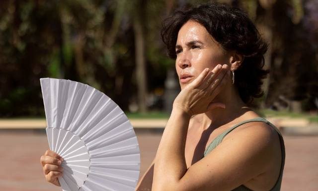 Masz uderzenia gorąca i nocne poty? To może być nie tylko menopauza, ale też poważna choroba wątroby. Same hormony nie pomogą