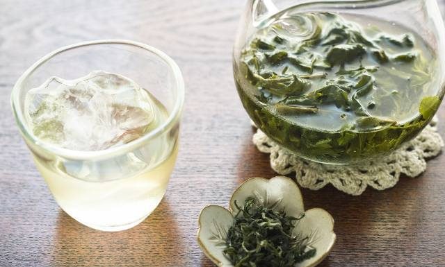 Przygotuj na zimno. Cold brew tea to zdrowszy napój niż parzona herbata. Ma lepszy smak i jest idealny na ciepłe dni