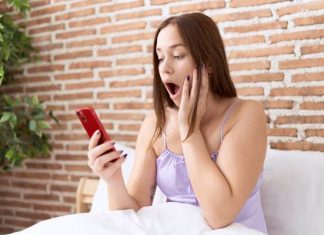 Używasz go codziennie, a nie wiesz, że może niszczyć twoją skórę. Lekarka wyjaśnia, jak smartfon wpływa na wygląd. Zmień te trzy nawyki