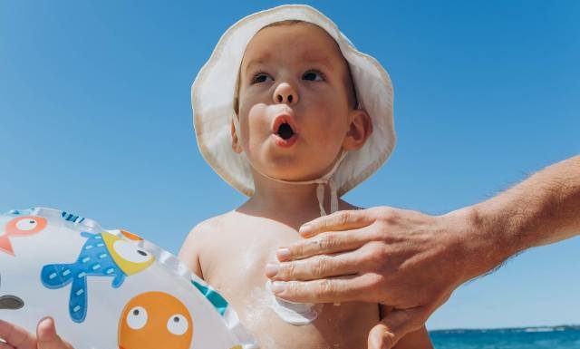 Jaki krem z filtrem dla dziecka? Ranking kremów do opalania dla najmłodszych
