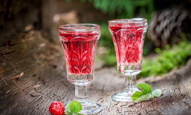 Nietrwałe owoce z lasu zamknij w butelce. Oczyszczą, odmłodzą i wzmocnią. Nalewka z poziomek łagodzi objawy anginy. Wypróbuj babciny przepis