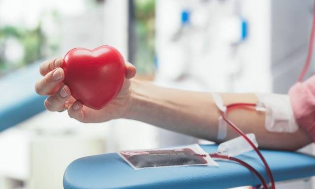 Co jeść przed oddaniem krwi, a czego unikać? Jedząc tłusto możesz zmarnować całą pobraną krew! Zobacz, jak się właściwie przygotować