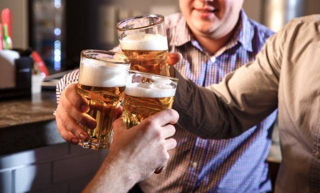 Alkohol zdrowy na serce? Ten szkodliwy mit może cię zabić. Chcesz mieć zdrowe serce i szczupłą sylwetkę? Zrezygnuj nawet z czerwonego wina