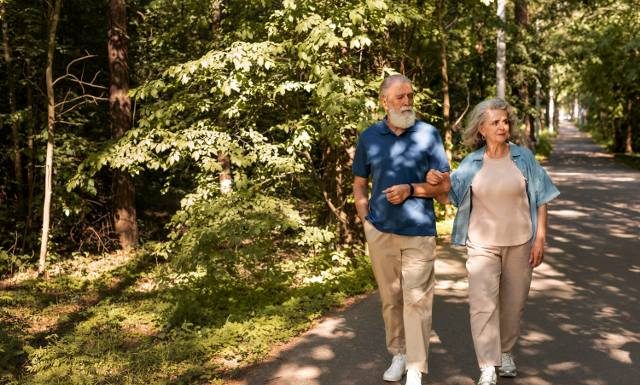 Spacerowanie na odchudzanie? To możliwe! Poznaj 5 wskazówek, dzięki którym schudniesz, chodząc