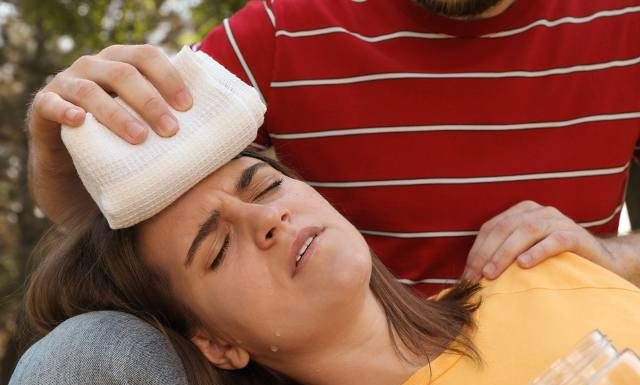 Latem uważaj na udar cieplny. Nie ignoruj tych objawów – mogą oznaczać hipertermię. Jak reagować, gdy dojdzie do udaru?