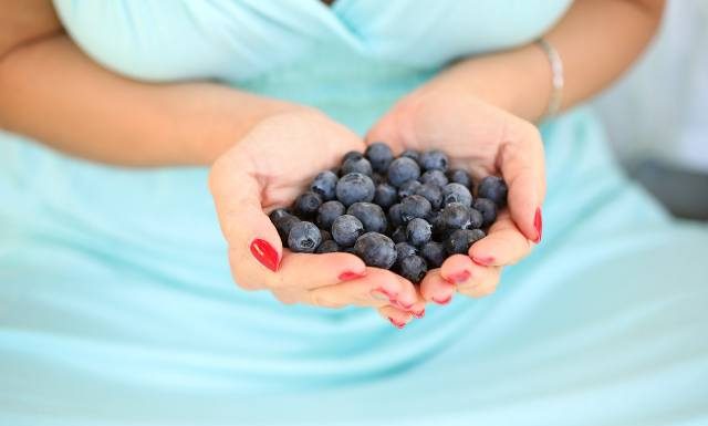 Jesz jagody prosto z krzaczka? Uważaj na tego pasożyta. Może rozwijać się w wątrobie, a nawet w mózgu. Zobacz, jak się go pozbyć z jagód