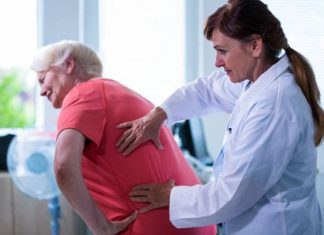 Pierwsze objawy osteoporozy mogą być mylące. Zrzeszotnienie kości rozwija się powoli i jest groźne. Nie dopuść do złamania!