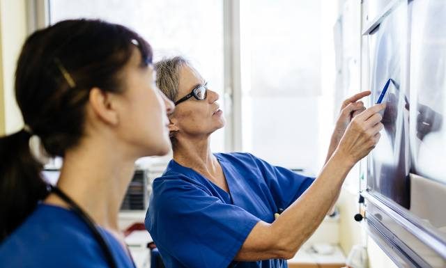 Przyczyna 9 na 10 przypadków tego raka jest jedna. Dotyczy nawet osób, które przestały już sobie szkodzić w przeszłości