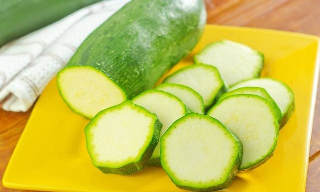 Gdy trafi ci się gorzka cukinia lub ogórek, od razu wyrzuć. Zjedzenie grozi ciężkim zatruciem, utratą włosów, a nawet śmiercią!