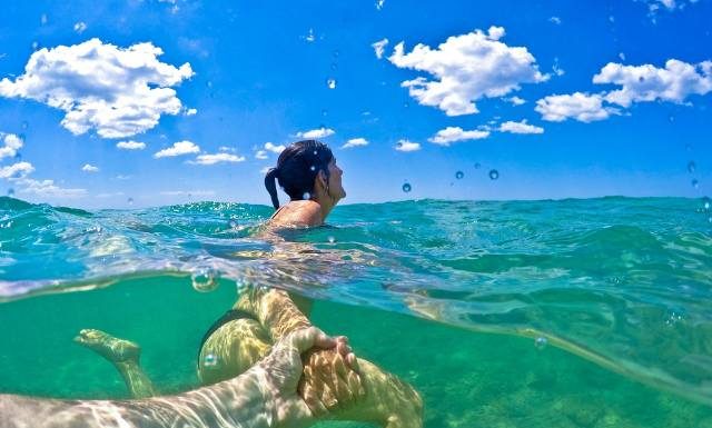 Uważaj! Te stworzenia mogą ci zepsuć wakacje! To jeżowce, meduzy, węże, pająki i spółka. Czy sikanie na ukłucie pomaga?