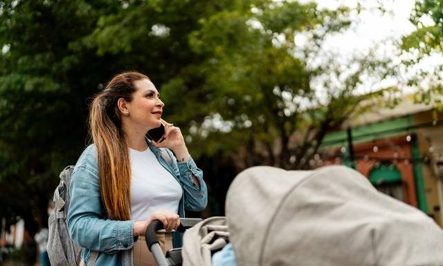 Mama z wózkiem i smartfonem? To częsty widok, który powinien niepokoić. Nawyk może poważnie zaszkodzić dziecku i wpłynąć na jego przyszłość