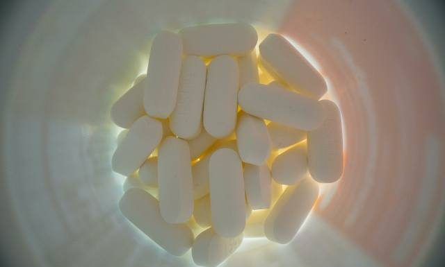 Bierzesz „na wszelki wypadek”? Nie będziesz żyć dłużej, a nawet umrzesz wcześniej. Nowe fakty na temat pozornej ochrony przed chorobami