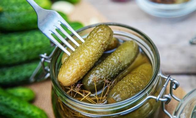 Kto nie powinien jeść ogórków kiszonych? Ogranicz jedzenie kiszonek, jeżeli cierpisz na jedno z tych schorzeń