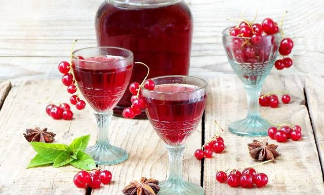 Umieść lato w butelce. To naturalny środek na trawienie, odporność i nadciśnienie. Wypróbuj babciny przepis na nalewkę z czerwonej porzeczki