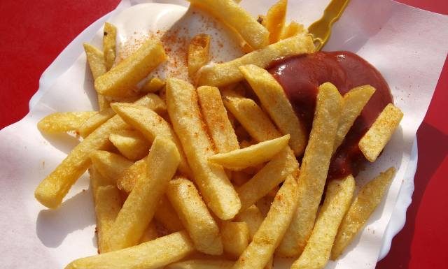 Czy frytki mogą być zdrowe? Rozwiewamy wątpliwości na temat ich działania na organizm. Zobacz, jak jeść je bez obaw