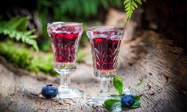 Taka amerykańska, ale z Polski. Na nadciśnienie, przeziębienie i wysoki cholesterol. Sprawdź, przepis na zdrową nalewkę z borówki