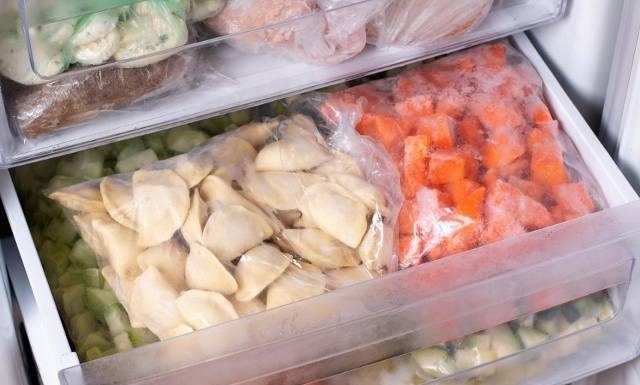 Tego nie można mrozić! Jakich produktów nie wolno wkładać do zamrażarki? Sprawdziliśmy!