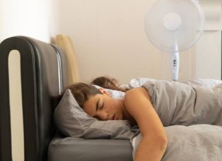 Czy można zostawić na noc włączony wiatrak? Nie każdy powinien chłodzić się w upalne noce w ten sposób. Komu może to szkodzić?