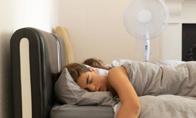 Czy można zostawić na noc włączony wiatrak? Nie każdy powinien chłodzić się w upalne noce w ten sposób. Komu może to szkodzić?