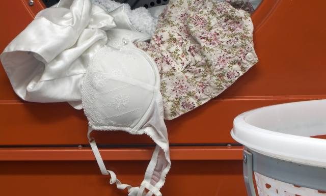 Jak często prać stanik? Dermatolodzy podają dokładną liczbę. Ile można chodzić w jednym biustonoszu?