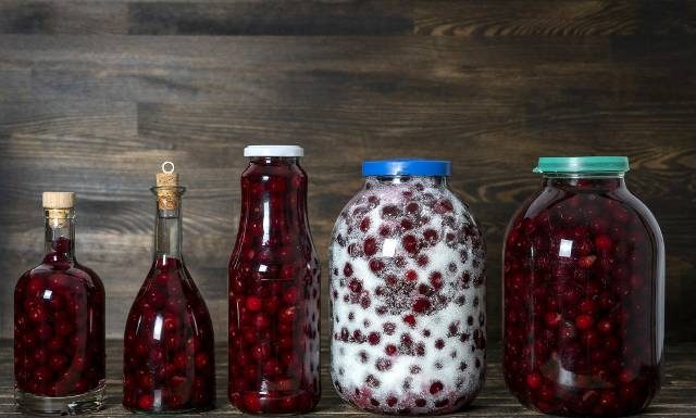 Nalewka z wiśni najlepiej wyjdzie właśnie teraz. Wybierz przepis na domową wiśniówkę: z pestkami lub z drylowanych owoców. Sprawdź proporcje