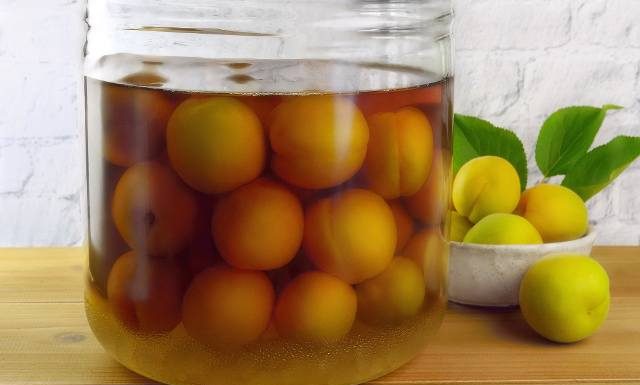 Po co mają leżeć pod drzewem i gnić? Zrób nalewkę z mirabelek, będzie idealna na zimę. Zobacz przepis i właściwości mirabelkówki