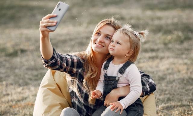 Rodzicu umieszczasz zdjęcia swojego dziecka w social mediach? Zastanów się nad konsekwencjami! Możesz wyrządzić mu krzywdę