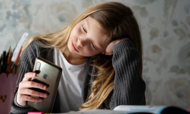 Niepokojące wyniki badań. Ten skutek nadużywania smartfonów przez nastolatków napawa smutkiem. Jest gorzej niż myśleliśmy?
