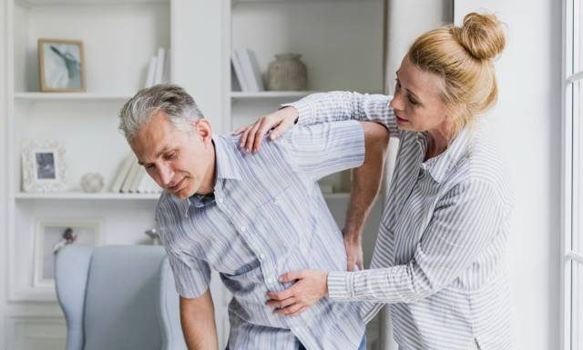 Boli cię krzyż? Naukowcy polecają prostą i darmową metodę. Jest dostępna dla większości ludzi