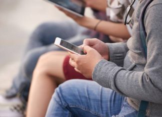 Fala smombie wśród dzieci. Telefony powinny być zakazane w szkole? Dziś obchodzimy Dzień bez Telefonu Komórkowego