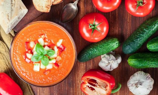 Taka dieta ochłodzi cię latem. Zobacz najlepsze dania na upały. Minimum gotowania, maksimum nawodnienia!