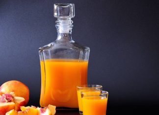 Aromatyczna nalewka z brzoskwiń poprawi samopoczucie i wesprze układ odpornościowy. Jak przygotować ten trunek? Podajemy babciny przepis