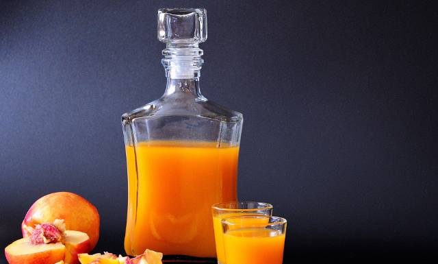 Aromatyczna nalewka z brzoskwiń poprawi samopoczucie i wesprze układ odpornościowy. Jak przygotować ten trunek? Podajemy babciny przepis