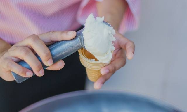 Czy jesteś wśród osób, które nie powinny jeść lodów? Wyjaśniamy, na co pomagają, a kiedy szkodzą. Po jakie lody można sięgać na diecie?
