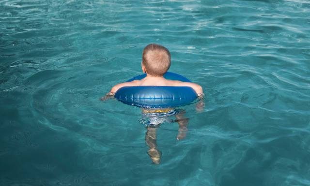 Boją się go rodzice małych dzieci. Jakie są objawy wtórnego utonięcia? Jak reagować? Dowiedz się, czym różni się od suchego utonięcia