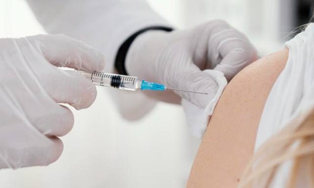 Polska szykuje się na falę zachorowań. Nowa szczepionka na COVID-19 już zamówiona. GIS: dziesięć razy więcej chorych na koronawirusa