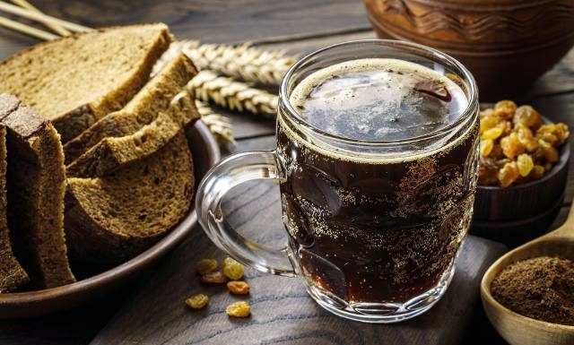 Latem pij zamiast piwa i słodkich napojów. Gasi pragnienie, odmładza, odchudza, ale nie jest dla wszystkich. Tani napój zrobisz samodzielnie