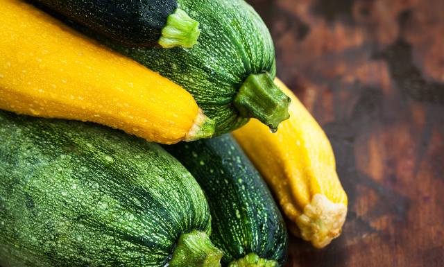 To jedno z najlżejszych warzyw. Cukinia jest niskokaloryczna i łatwostrawna nawet na surowo. Oto, dlaczego warto jeść ją nawet codziennie
