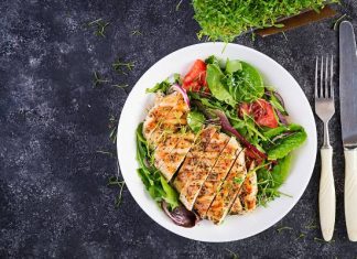Zdrowy grill? Z tymi dodatkami na pewno. Sałatki z warzyw sezonowych sprawdzą się idealnie do dań z grilla. Wypróbuj przepisy na fit sałatki