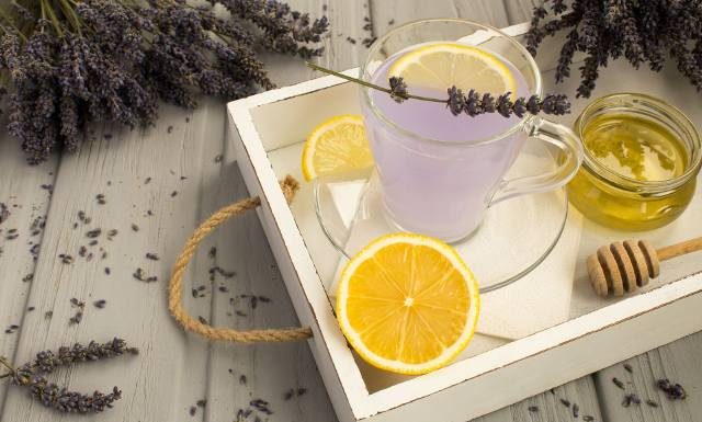 Zwalczy ból głowy, stres i zmarszczki. Herbata z lawendą uspokaja i odmładza. Sprawdź przepis na smaczny napar oraz lemoniadę lawendową