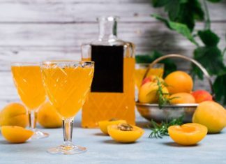 Ma niesamowity smak i aromat. Domowa nalewka z moreli wspomaga odporność i wzrok, usprawnia trawienie. Wypróbuj przepis na morelówkę