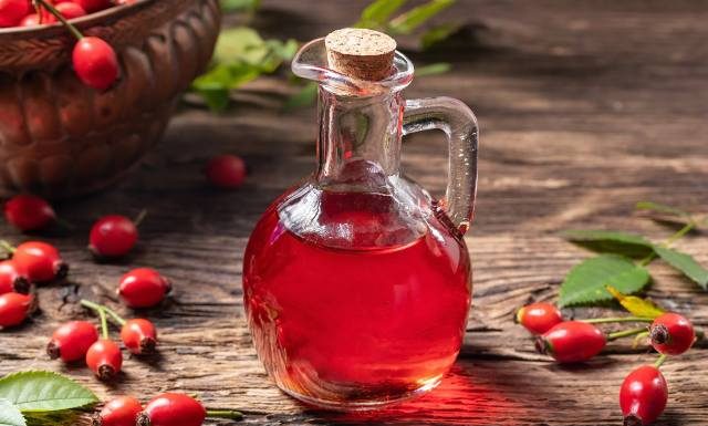 Na odporność, trawienie i krążenie. Ten babciny specyfik to bogactwo witaminy C. Wypróbuj przepis na nalewkę z dzikiej róży