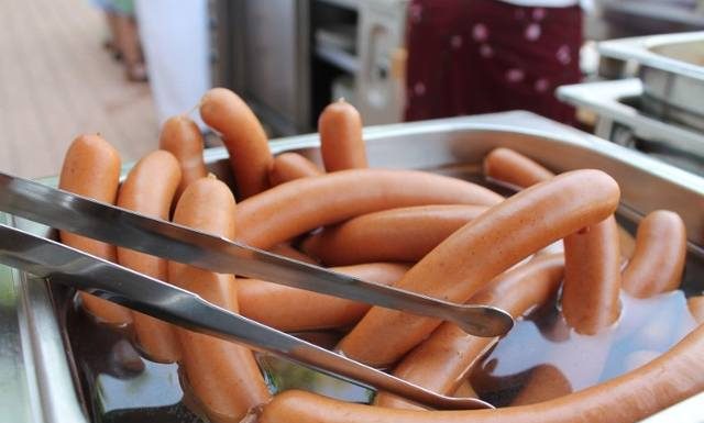 Skład parówek lepiej znać przed konsumpcją. Nie jedz tych parówek! Co parówki mają w składzie?
