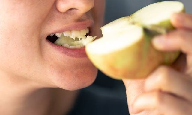 Kto nie powinien jeść jabłek? Zakaz dotyczy nie tylko alergików. Przy tych lekach nie wolno pić soku jabłkowego
