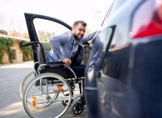 Orzeczenia i karty parkingowe dla niepełnosprawnych nie stracą ważności. Ustawa o jej wydłużeniu podpisana przez prezydenta