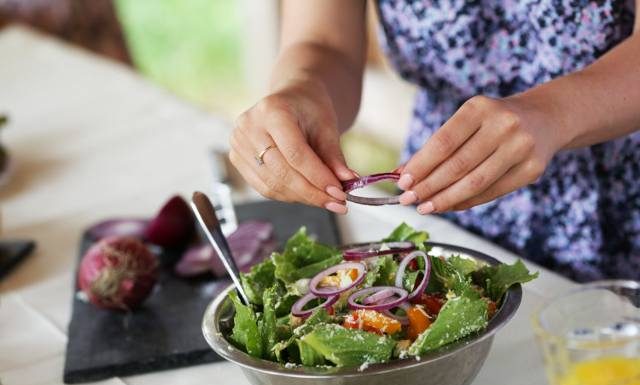 Jak odchudzać się latem? Dietetyczka radzi, co jeść, żeby pozbyć się nadwagi. Sprawdź, po jakie dania na zimno możesz sięgać
