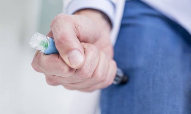 Dla kogo „wakacje z adrenaliną”? Ten lek ratuje życie w przypadku anafilaksji. Alergolog wyjaśnia, jak rozpoznać objawy i co wtedy robić